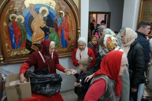 В Богоявленском мужском монастыре состоялась  благотворительная  раздача  хлеба и пряников.