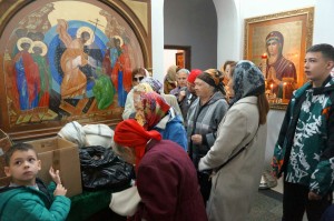 В Богоявленском мужском монастыре состоялась  благотворительная  раздача  хлеба и пряников.