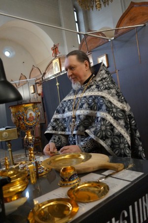 В Богоявленском мужском монастыре в Великую Субботу совершили Вечерню в соединение с Литургией.