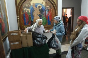 В Богоявленском мужском монастыре состоялась  благотворительная  раздача  хлеба и пряников.