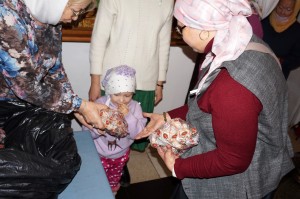 В Богоявленском епархиальном мужском монастыре состоялась воскресная благотворительная раздача пряников и хлеба.