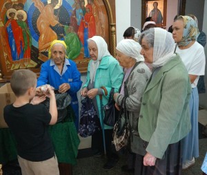 В Богоявленском мужском монастыре состоялась  благотворительная  раздача  хлеба и пряников.