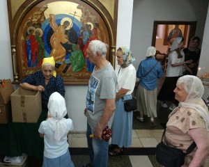 В Богоявленском мужском монастыре состоялась  благотворительная  раздача  хлеба и пряников.