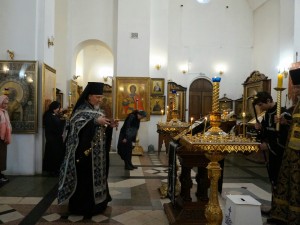 9 апреля 2026 года Игумен Нестор (Болков )совершил Утреню Великой Пятницы с чтением двенадцати Евангелий в Богоявленском мужском монастыре города Челябинска .