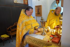 В Богоявленском епархиальном мужском монастыре города Челябинска совершили Божественную Литургию.