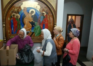 В Богоявленском мужском монастыре состоялась  благотворительная  раздача  хлеба и пряников.