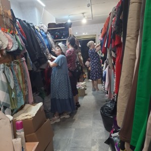 В Богоявленском епархиальном мужском монастыре состоялась благотворительная раздача нуждающимся людям одежды и обуви.