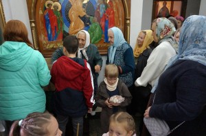В Богоявленском мужском монастыре состоялась  благотворительная  раздача  хлеба и пряников.