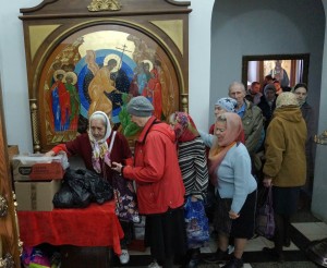 В Богоявленском мужском монастыре состоялась  очередная благотворительная  раздача  хлеба и пряников.