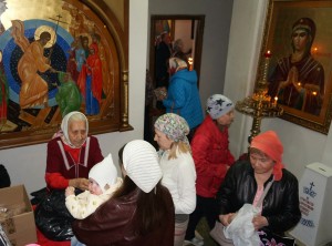 В Богоявленском мужском монастыре состоялась  очередная благотворительная  раздача  хлеба и пряников.