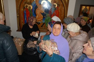 В Богоявленском мужском монастыре состоялась  очередная благотворительная  раздача  хлеба и пряников.