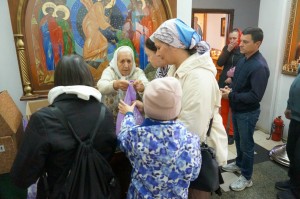 В Богоявленском мужском монастыре состоялась  благотворительная  раздача  хлеба и пряников.