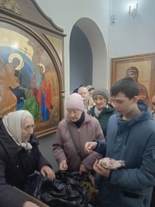 В Богоявленском мужском монастыре состоялась  очередная благотворительная  раздача  хлеба и пряников., 