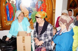 В Богоявленском мужском монастыре состоялась  благотворительная  раздача  хлеба и пряников., 