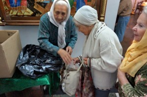 В Богоявленском мужском монастыре состоялась  благотворительная  раздача  хлеба и пряников., 