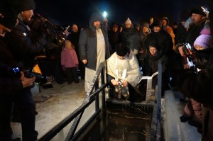 Крещенская прорубь была освящена на озере Смолино., 