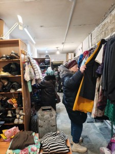 В Богоявленском  мужском монастыре  состоялась  благотворительная раздача одежды и обуви., 