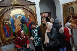 В Богоявленском мужском монастыре состоялась  благотворительная  раздача  хлеба и пряников., 