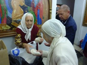 В Богоявленском мужском монастыре состоялась  благотворительная  раздача  хлеба и пряников., 