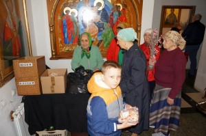 В Богоявленском мужском монастыре состоялась  очередная благотворительная  раздача  хлеба и пряников., 