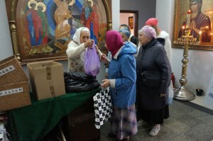 В Богоявленском мужском монастыре состоялась  благотворительная  раздача  хлеба и пряников., 