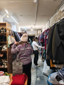 В Богоявленском  мужском монастыре  состоялась  благотворительная раздача одежды и обуви., 