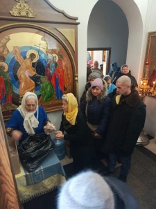 В Богоявленском мужском монастыре состоялась  очередная благотворительная  раздача  хлеба и пряников., 