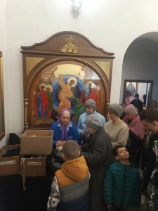 В Богоявленском мужском монастыре состоялась  очередная благотворительная  раздача  хлеба и пряников., 