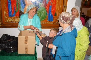 В Богоявленском мужском монастыре состоялась  благотворительная  раздача  хлеба и пряников., 