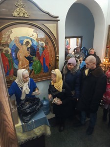 В Богоявленском мужском монастыре состоялась  очередная благотворительная  раздача  хлеба и пряников., 