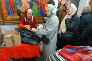 В Богоявленском мужском монастыре состоялась  благотворительная  раздача  хлеба и пряников., 