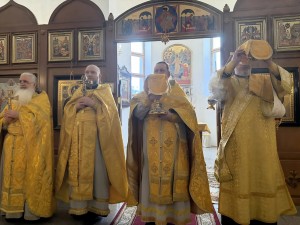 В Неделю 1-ю по Пятидесятнице,  Игумен Нестор (Болков ) возглавил Литургию в Богоявленском мужском монастыре Челябинска., 