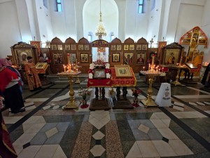 В Богоявленском мужском монастыре Челябинска в канун Антипасхи совершили всенощное бдение с литией., 