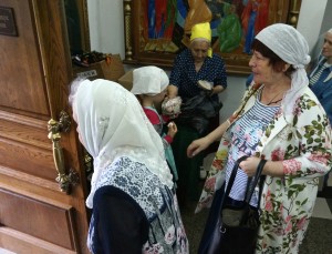 В Богоявленском мужском монастыре состоялась  благотворительная  раздача  хлеба и пряников., 