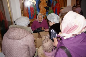 В Богоявленском мужском монастыре состоялась воскресная благотворительная раздача хлеба и пряников., 