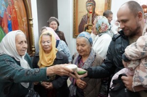 В Богоявленском мужском монастыре состоялась  благотворительная  раздача  хлеба и пряников., 
