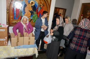 В Богоявленском епархиальном мужском монастыре состоялась воскресная благотворительная раздача хлеба и пряников., 