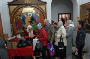 В Богоявленском мужском монастыре состоялась  очередная благотворительная  раздача  хлеба и пряников., 