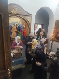 В Богоявленском епархиальном мужском монастыре состоялась воскресная благотворительная раздача хлеба и пряников., 