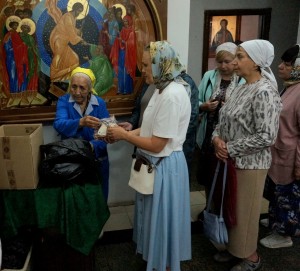 В Богоявленском мужском монастыре состоялась  благотворительная  раздача  хлеба и пряников., 