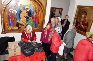 В Богоявленском мужском монастыре состоялась  очередная благотворительная  раздача  хлеба и пряников., 