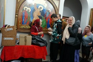 В Богоявленском мужском монастыре состоялась  благотворительная  раздача  хлеба и пряников., 