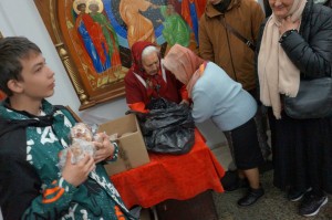 В Богоявленском мужском монастыре состоялась  благотворительная  раздача  хлеба и пряников., 