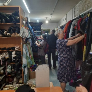 В Богоявленском епархиальном мужском монастыре состоялась благотворительная раздача нуждающимся людям одежды и обуви., 