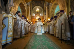 Настоятель Богоявленского мужского монастыря Челябинска игумен Нестор (Болков) с клириками Богоявленского монастыря принял участие  в Литургии в Свято-Троицком храме Челябинска., 