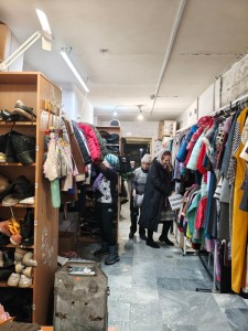 В Богоявленском  мужском монастыре  состоялась  благотворительная раздача одежды и обуви., 