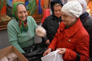 В Богоявленском мужском монастыре состоялась  очередная благотворительная  раздача  хлеба и пряников., 