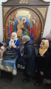 В Богоявленском мужском монастыре состоялась  очередная благотворительная  раздача  хлеба и пряников., 