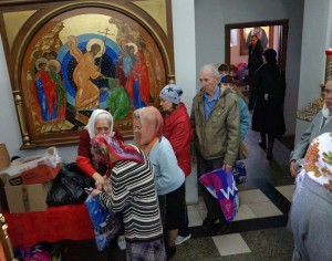 В Богоявленском мужском монастыре состоялась  очередная благотворительная  раздача  хлеба и пряников., 