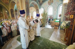 Настоятель Богоявленского мужского монастыря Челябинска игумен Нестор (Болков) с клириками Богоявленского монастыря принял участие  в Литургии в Свято-Троицком храме Челябинска., 